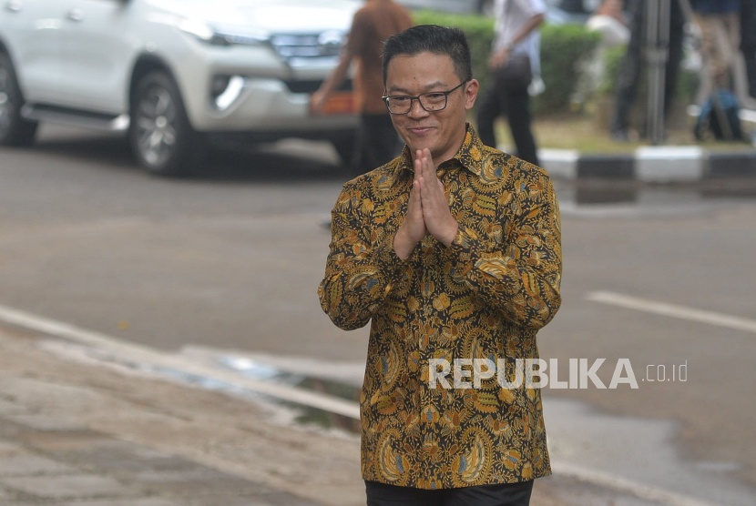 Politisi Partai Gerindra Sugiono tiba di kediaman Presiden Terpilih Prabowo Subianto, Kertanegara, Jakarta Selatan, Senin (14/10/2024). Presiden Terpilih Prabowo Subianto memanggil sejumlah tokoh yang diyakini bakal menjadi calon menteri/kepala lembaga negara untuk pemerintahan baru ke depan.