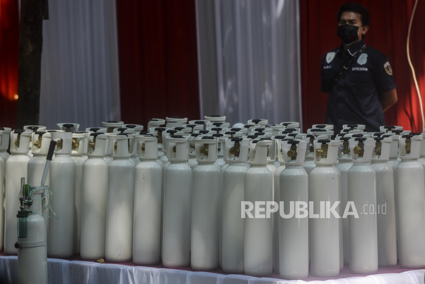 Anggota Kepolisian berada di dekat tabung oksigen saat penyerahan barang bukti tabung oksigen hasil pengungkapan kasus tindak kejahatan di Jakarta, Selasa (27/7). Republika/Putra M. Akbar