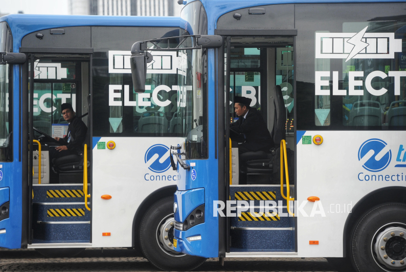 Pengemudi berada di dalam armada baru bus listrik Transjakarta yang diparkir di Kawasan Monas, Jakarta, Selasa (10/12/2024).