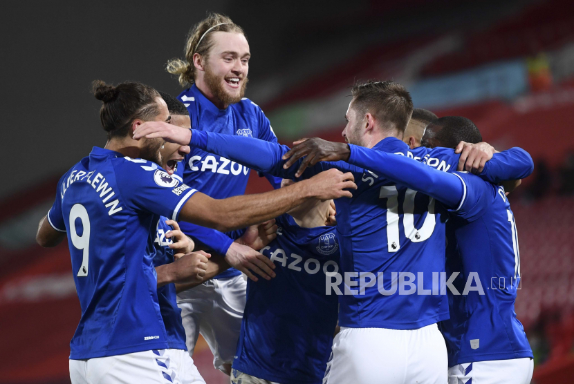 Gylfi Sigurdsson (2-R) of Everton celebrates with teammates after scoring the 2-0 lead from the penalty spot during the English Premier League soccer match between Liverpool FC and Everton FC in Liverpool, Britain, 20 February 2021.  