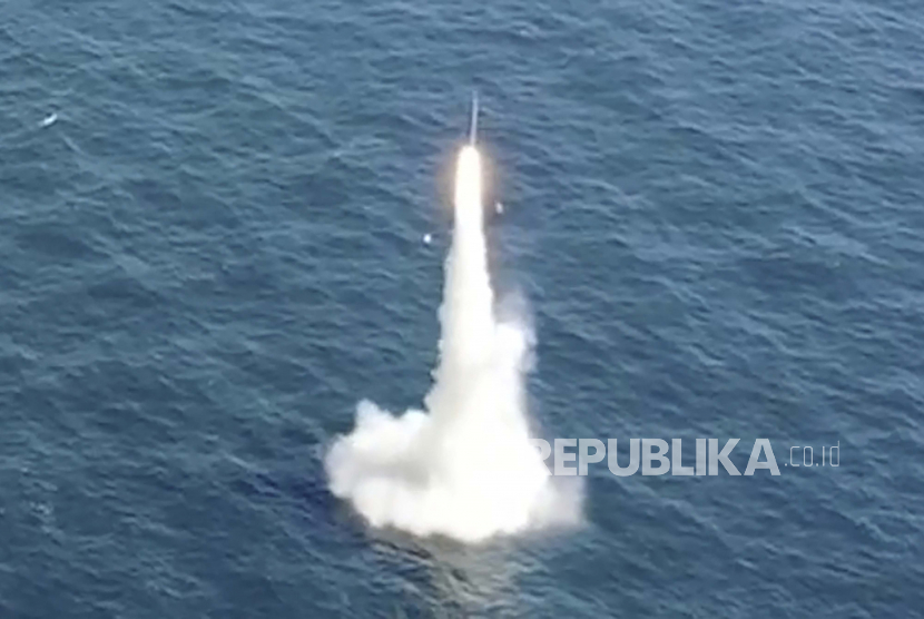  Dalam gambar yang diambil dari video yang disediakan oleh Kementerian Pertahanan Korea Selatan, rudal balistik bawah air pertama Korea Selatan diuji coba dari kapal selam kelas 3.000 ton di lokasi yang dirahasiakan di perairan Korea Selatan, Rabu, 15 September. , 2021. 