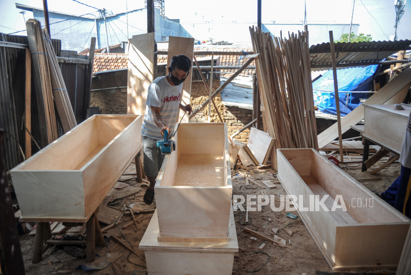 Pembuatan Akte Kematian Pasien Covid-19 Dipercepat. Foto: Perajin membuat peti jenazah pesanan di Desa Cibeusi, Jatinangor, Kabupaten Sumedang, Jawa Barat (ilustrasi)