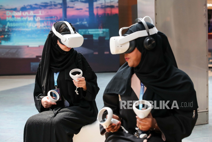  Sejumlah orang mencoba pengalaman virtual reality (VR) selama Dubai Metaverse Assembly di Museum of the Future di Gulf emirate of Dubai, Uni Emirat Arab. (ilustrasi)