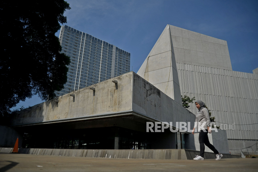 Pengunjung berada di area Masjid kawasan proyek revitalisasi pusat kesenian Jakarta Taman Ismail Masrzuki (TIM) Tahap I, Jakarta, Rabu (29/6/2022). Wika Gedung Catat kontrak baru Rp 3,32 triliun.