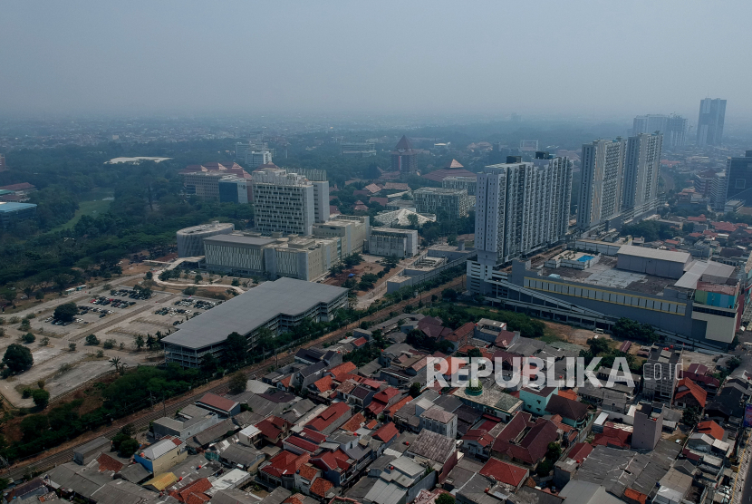 Foto udara kawasan Margonda depok yang tertutup kabut polusi udara di Depok, Jawa Barat, Jumat (25/8/2023). Menkes mengatakan Indonesia harus meniru China dalam mengatasi polusi.