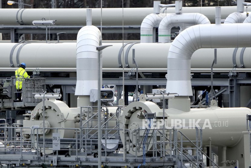 Pipa di fasilitas pendaratan pipa gas Nord Stream. Jerman mengatakan Uni Eropa tampaknya akan menyepakati embargo impor minyak Rusia dalam beberapa hari ke depan. 