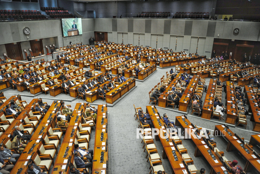Sejumlah Anggota DPR mengikuti Rapat Paripurna Ke-15 Masa Persidangan II Tahun Sidang 2024-2025 di Kompleks Parlemen, Senayan, Jakarta, Kamis (20/3/2025). Melalui rapat paripurna tersebut DPR resmi mengesahkan Revisi Undang-Undang (UU) Nomor 34 Tahun 2004 tentang Tentara Nasional Indonesia (TNI) menjadi Undang-Undang.