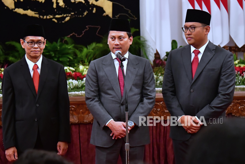 Wakil Menteri Keuangan Thomas Djiwandono (tengah) bersama Wakil Menteri Pertanian Sudaryono (kanan) dan Wakil Menteri Investasi Yuliot Tanjung (kiri) memberikan keterangan usai dilantik oleh Presiden Joko Widodo di Istana Negara, Jakarta, Kamis (18/7/2024). Presiden Joko Widodo melantik tiga wakil menteri yakni Thomas Djiwandono menjadi Wakil Menteri Keuangan, Sudaryono menjadi Wakil Menteri Pertanian, dan Yuliot Tanjung menjadi Wakil Menteri Investasi.