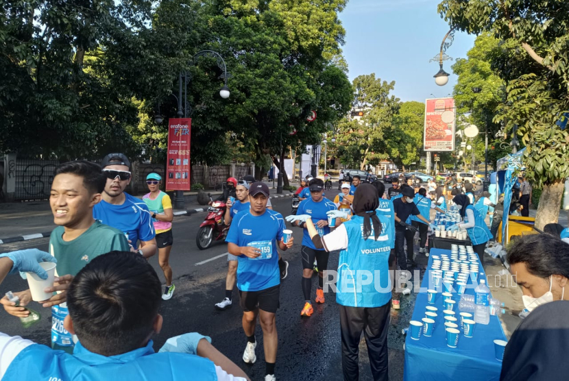 Pelari berpartisipasi dalam Pocari Sweat Run 2023 di Bandung, Jawa Barat, Ahad (30/7/2023). 