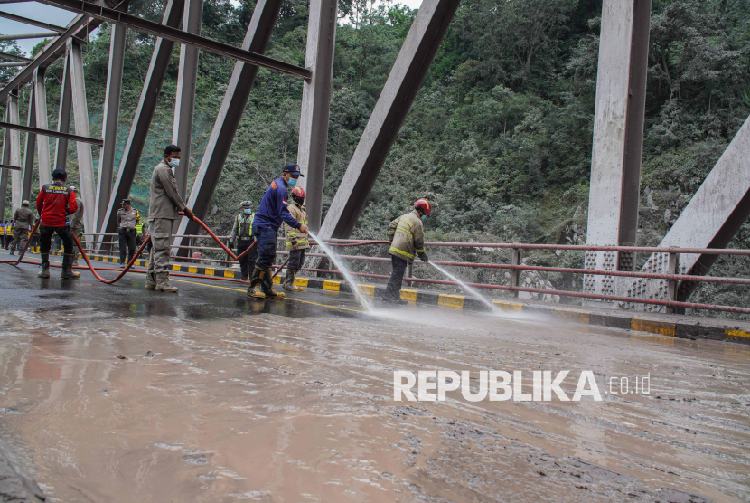 Personel Damkar Diterjunkan untuk Bersihkan Jalan yang Terdampak Abu Vulkanik Semeru