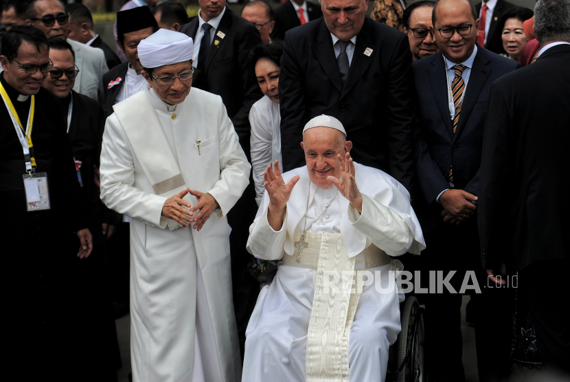 Pemimpin Gereja Katolik Dunia Paus Fransiskus bersama Imam Besar Masjid Istiqlal Nasaruddin Umar saat menghadiri acara dialog lintas agama di Masjid Istiqlal, Jakarta, Kamis (5/9/2024). 