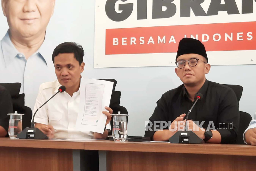 Juru bicara Menteri Pertahanan Prabowo Subianto, Dahnil Anzar Simanjuntak (tengah) saat konferensi pers soal ancaman yang didapatnya via WhatsApp, di Media Center TKN Prabowo-Gibran, Selasa (13/2/2024). 