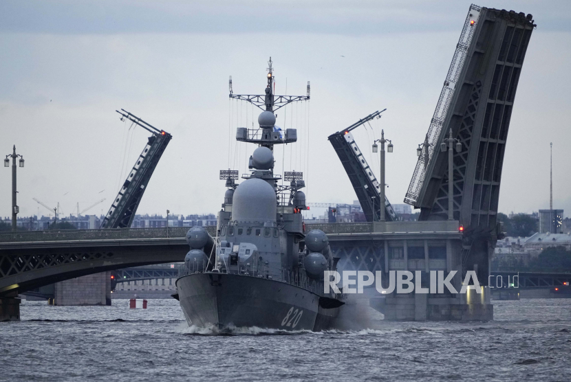 Kapal penjelajah berpeluru kendali Rusia, Moskva, diserang Ukraina pada 13 April 2022, dan beberapa hari kemudian, laporan resmi mengonfirmasi bahwa kapal tersebut telah tenggelam./ilustrasi
