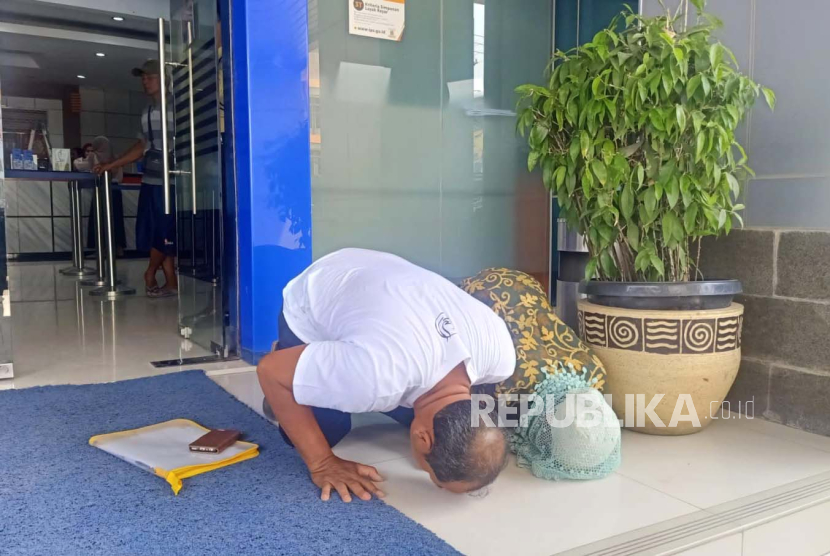 Nasabah BPR Karya Remaja (KR) Indramayu sujud syukur di Kantor BRI Cabang Indramayu setelah mencairkan simpanan yang diproses LPS, Kamis (21/9/2023). 