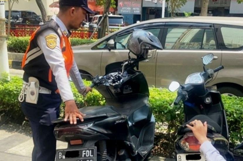 Jakbar gencarkan Operasi Cabut Pentil kendaraan parkir liar di Glodok.