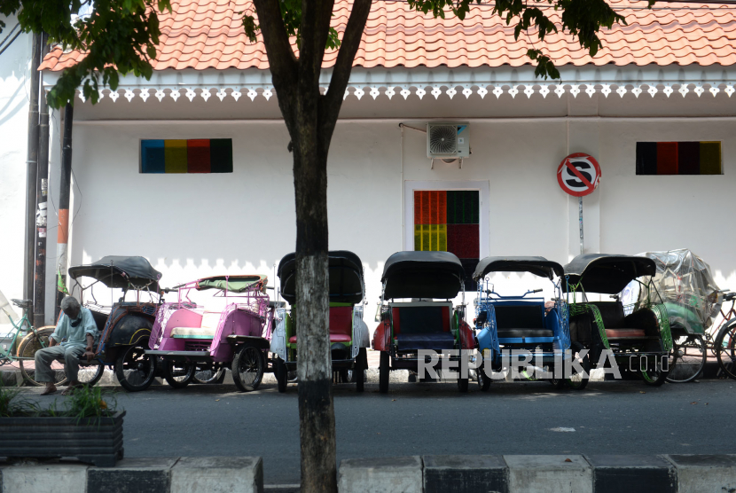 Becak Terdampak Pandemi Covid19. Beberapa becak menunggu penumpang di Kawasan wisata Malioboro, Yogyakarta. Dinas Pariwisata menyiapkan SOP untuk membuka kembali sektor wisata di kondisi normal baru.