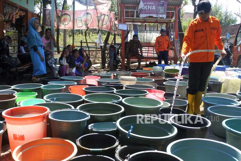 Petugas Badan Penanggulangan Bencana Daerah (BPBD) mendistribusikan air bersih (Foto: ilustrasi)