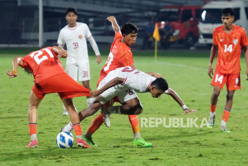 Pesepak bola Timnas Indonesia U-17 Daniel ALfrido (kedua kiri) berebut bola dengan pesepak bola Timnas India U-17 Yaipharemba Chingakham (kiri) dan Muhammad Arbash (tengah) saat pertandingan persahabatan internasional leg 2 di Stadion Kapten I Wayan Dipta Gianyar, Bali, Selasa (27/8/2024). Timnas India U-17 mengalahkan Timnas Indonesia U-17 dengan skor 1-0. 