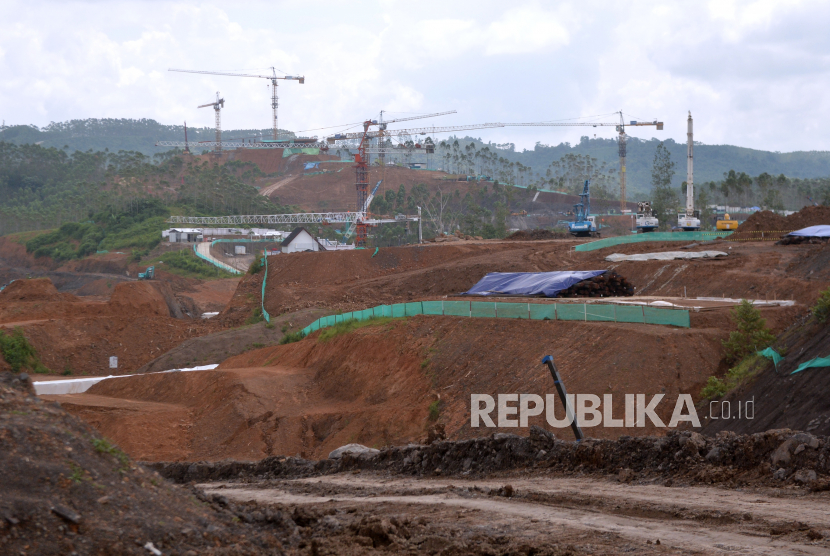 Suasana proyek pembangunan di Kawasan Inti Pusat Pemerintahan Ibu Kota Negara (IKN) Nusantara, Kabupaten Penajam Paser Utara, Kalimantan Timur.