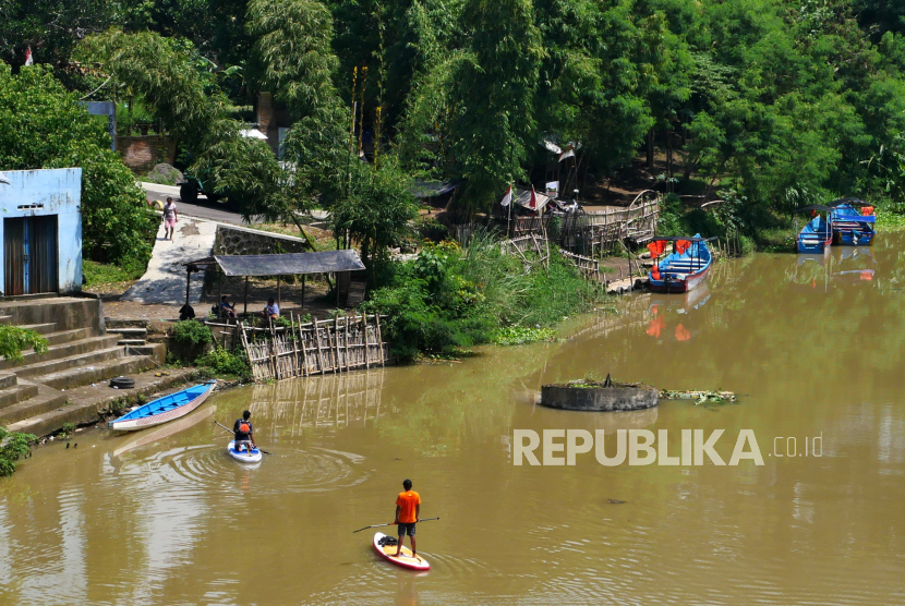 Pegiat wisata merapat ke dermaga usai mencoba jalur wisata susur sungai di Sungai Opak.