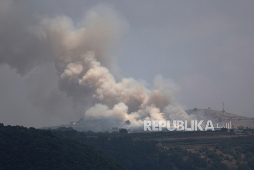 Asap dari kebakaran menyusul terjadinya serangan dari Lebanon, dekat Banias, di Dataran Tinggi Golan, Israel, Ahad, 09 Juni 2024. Militer Israel menyatakan pada 09 Juni, pesawat musuh memasuki Israel utara, dua pesawat udara tak berawak kendaraan (UAV) diidentifikasi menyeberang dari Lebanon. Pesawat itu jatuh di wilayah utara Dataran Tinggi Golan dan tidak ada korban luka yang dilaporkan.