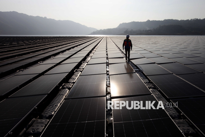 Teknisi memeriksa solar panel (ilustrasi). China dan Inggris menandatangani Nota Kesepahaman (MoU) Kerja Sama Energi Bersih.