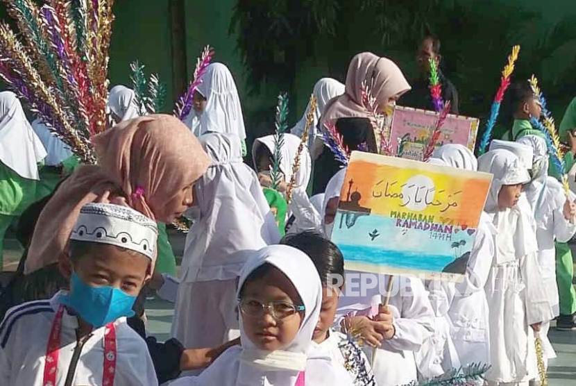 Hadits Jelaskan Pentingnya Niat Puasa Ramadhan. Foto:   Ilustrasi sejumlah siswa TK mengikuti pawai menyambut Ramadhan, Jakarta (20/3/2023).
