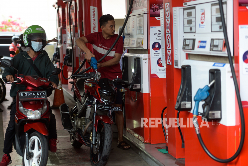 Pengendara mengisi Bahan Bakar Minyak (BBM) di SPBU di Jalan MT Haryono, Jakarta, Senin (28/3/2022). Kementerian Energi dan Sumber Daya Mineral (ESDM) memperkirakan adanya kenaikan harga Bahan Bakar Minyak (BBM) jenis pertamax pada April 2022 sebesar Rp 14.526 imbas dari adanya kenaikan harga minyak pada bulan Maret. Sementara hingga saat ini harga jual BBM jenis pertamax oleh PT Pertamina (persero) masih berada diharga Rp 9.000 perliter. Republika/Thoudy Badai