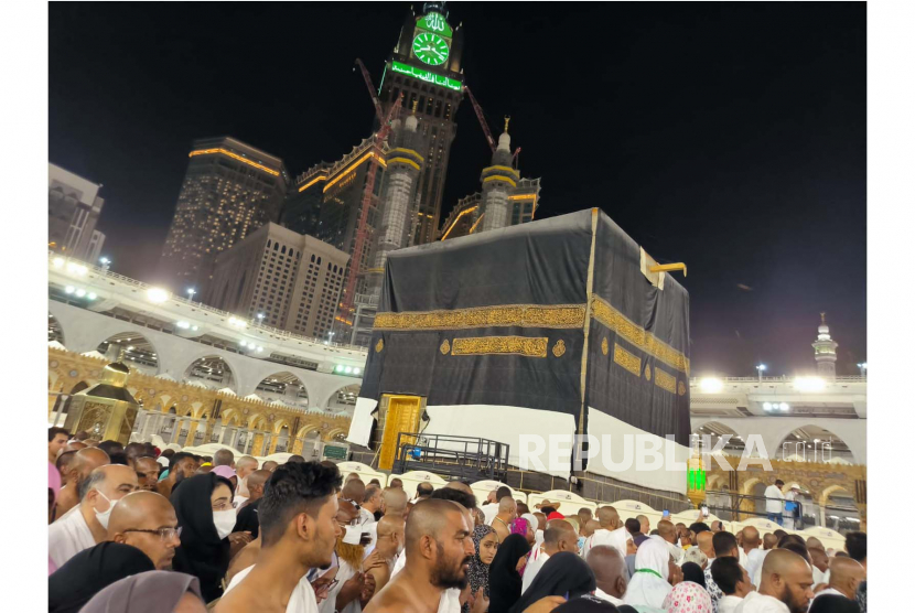 Di tengah proses penggantian kiswah Kabah di Masjidil Haram, Makkah, Arab Saudi pada Selasa (18/7/2023) malam bertepatan dengan awal dari tahun baru Islam pada 1 Muharram 1445 Hijriyah.