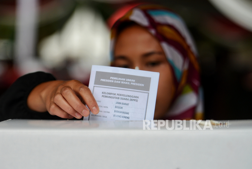 Warga menggunakan hak pilihnya di Tempat Pemungutan Suara (TPS) 035 Kampung Curug, Desa Bojong Koneng,  Kecamatan Babakan Madang, Kabupaten Bogor, Jawa Barat, Rabu (14/2/2024). 