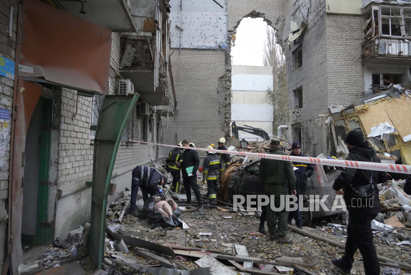 Polisi memeriksa mayat di lokasi penembakan malam di Mykolaiv, Ukraina, Jumat, 11 November 2022. Majelis Umum PBB Desak Rusia Bayar Ganti Rugi Perang ke Ukraina