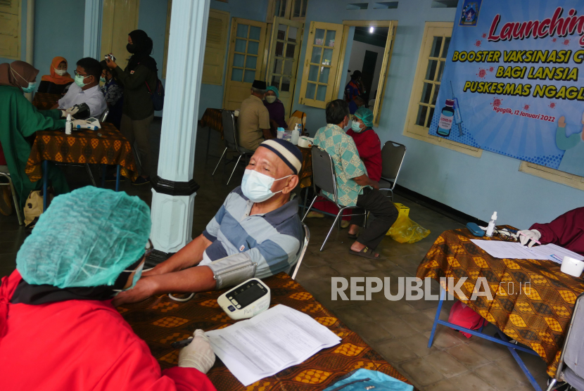 Pemeriksaan kesehatan warga Lansia saat vaksinasi Covid-19 booster di Kalurahan Sardonoharjo, Sleman, Yogyakarta, Rabu (12/1). Kasus terkonfirmasi positif Covid-19 di DIY terus menunjukkan kenaikan yang signifikan tiap harinya.