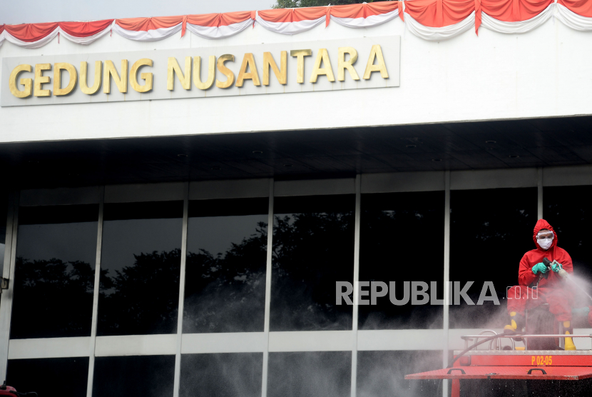 Petugas Pemadam kebakaran menyemprotkan cairan disinfektan di area kompleks gedung DPR/MPR RI, Jakarta, Ahad (9/8). Pemyemprotan tersebut dalam rangka persiapan sidang pidato kenegaraan 2020 sekaligus sebagai upaya pencegahan penyebaran Covid-19.Prayogi/Republika.