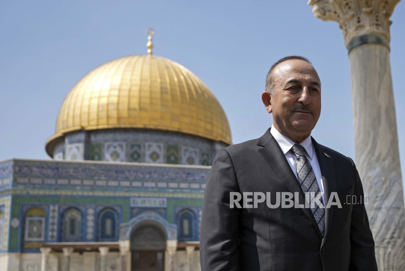  Menteri Luar Negeri Turki Mevlut Cavusoglu mengunjungi kompleks Masjid Al Aqsa di Kota Tua Yerusalem, Rabu, 25 Mei 2022.