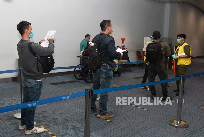 Penumpang dengan menerapkan jaga jarak antre untuk mendapatkan pemeriksaan kesehatan oleh petugas KKP Klas 1 Bandara Soekarno Hatta. Kini, Bandara Internasional Soekarno Hatta memfasilitasi pemeriksaan rapid test bagi calon penumpang pesawat terbang.