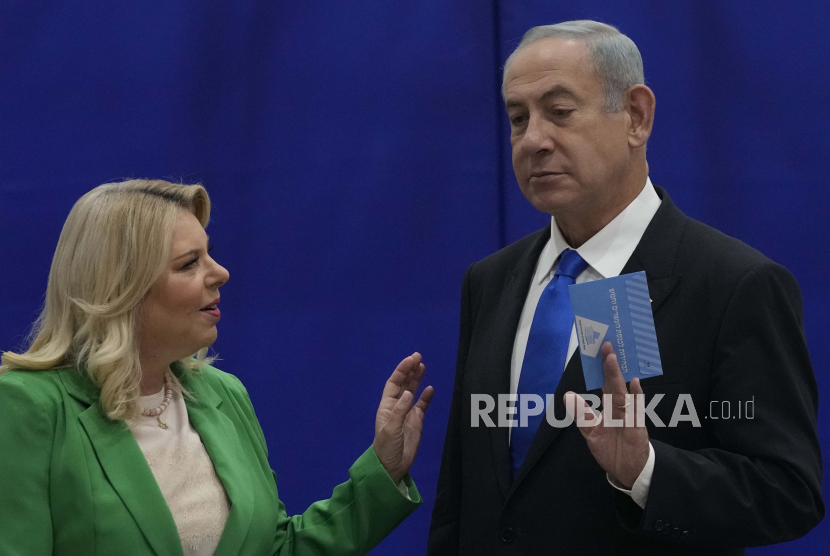  Ketua partai Likud Benjamin Netanyahu dan istrinya Sara memberikan suara di tempat pemungutan suara selama pemilihan Israel di Yerusalem, Selasa, 1 November 2022. Netanyahu Buat Klaim Palsu Lagi, Sangkal Keberadaan Palestina