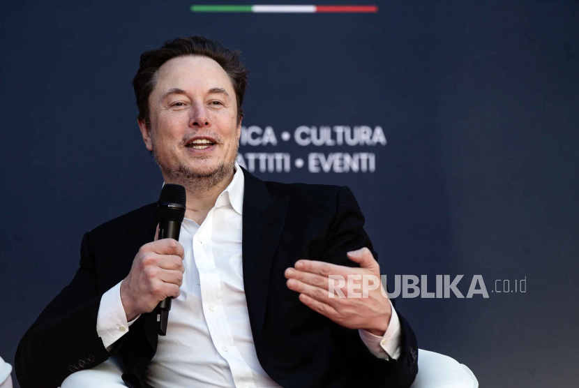   US tech entrepreneur Elon Musk, owner of Tesla, SpaceX and X, speaks as he attends the third day of the Atreju 2023 political festival in the gardens of Castel Sant