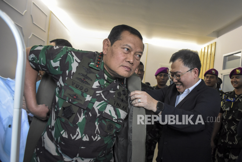 Panglima TNI Laksamana Yudo Margono memakai jaket di galeri PT Trisula Textile Industries Tbk, Kota Cimahi, Provinsi Jawa Barat, Rabu (1/3/2023). 