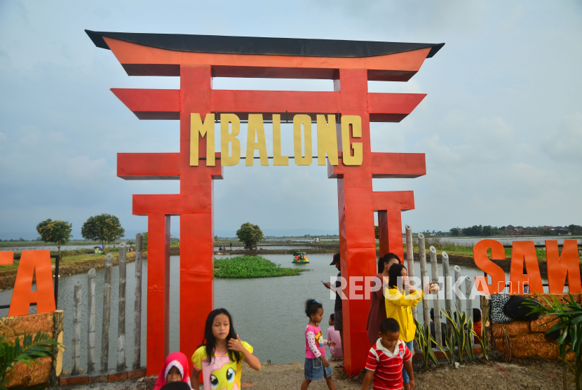 Warga mengunjungi objek wisata desa Mbalong Sangkal Putung di Desa Kesambi, Mejobo, Kudus, Jawa Tengah, Jumat (12/3/2021). Pengelola objek wisata di seluruh Provinsi Jawa Tengah (Jateng) diminta menerapkan pembayaran nontunai.
