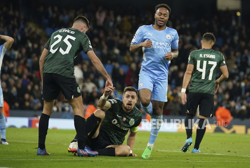 Pemain Manchester City Raheem Sterling, kanan tengah, bereaksi setelah kehilangan peluang pada pertandingan leg kedua babak 16 besar Liga Champions antara Manchester City dan Sporting Lisbon di Stadion City of Manchester di Manchester, Inggris, Rabu, 9 Maret 2022.