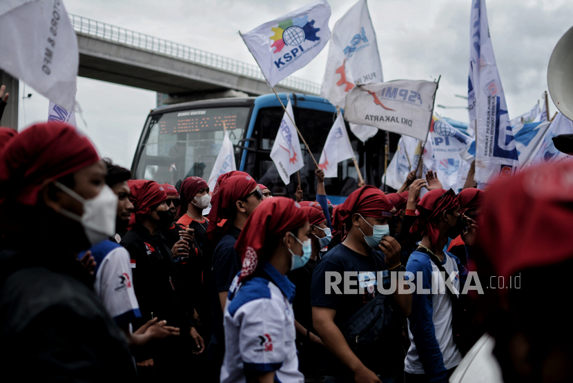 Massa aksi dari berbagai organisasi buruh melakukan aksi unjuk rasa di depan Kantor Kementerian Ketenagakerjaan, Jakarta, Jumat (19/11). Dalam aksinya mereka menuntut kepada Pemerintah untuk menaikan upah mininum sebesar 10 persen pada tahun 2022 dan segera mencabut Surat Edaran (SE) Menteri Ketenagakerjaan tentang penetapan upah minimum tahun 2022.