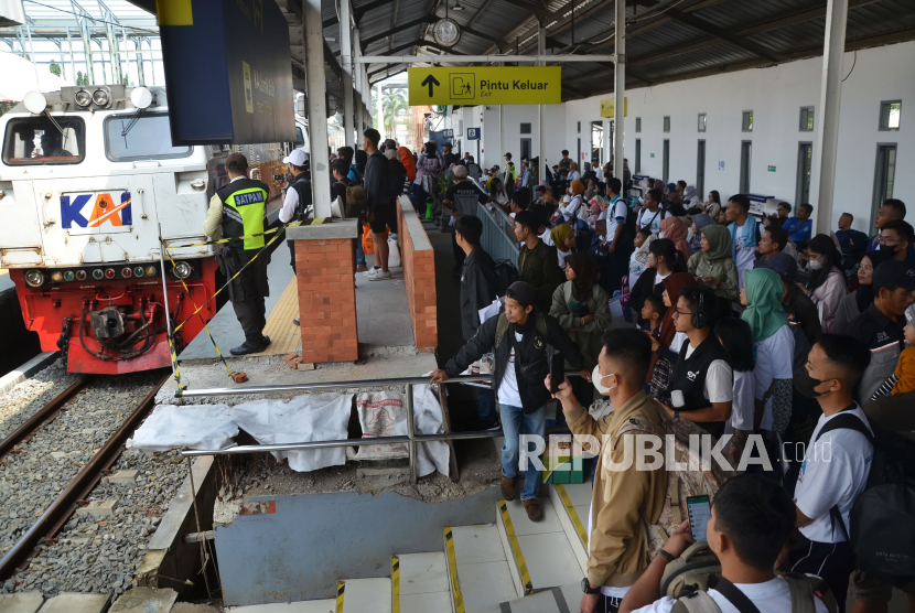Calon penumpang Kereta Api (KA) termasuk dari peserta program mudik gratis bertajuk Mudik Asyik Bersama BUMN 2024 memadati Stasiun Kiaracondong, Kota Bandung, Jawa Barat, Jumat (5/4/2024). 