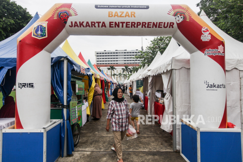 Pengunjung berjalan di dekat stan UMKM saat Djakarta Ramadhan Fair 2024 di Lapangan Banteng, Jakarta, Jumat (15/3/2024). Djakarta Ramadhan Fair 2024 tersebut berisi bazar UMKM, pasar kuliner Ramadhan dan menampilkan kesenian daerah yang berlangsung hingga 20 Maret 2024.
