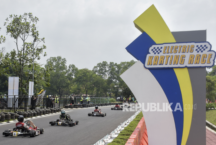Sejumlah pembalap gokart beradu cepat pada Electric Karting Race 2023 di Sirkuit Electric Vehicle (EV) PUPR Direktorat Bina Teknik Jalan dan Jembatan, Bandung, Jawa Barat, Ahad (17/12/2023). 