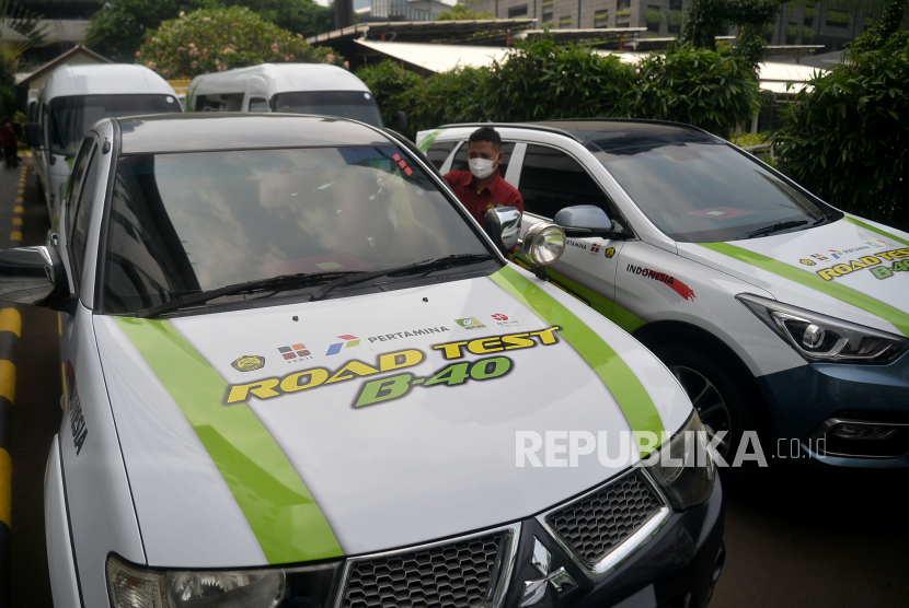 Pengemudi mempersiapkan kendaraan yang sudah di isi bahan bakar B40 saat peluncuran uji jalan penggunaan B40 di halaman Kementerian ESDM, Jakarta, Rabu (27/7/2022). 