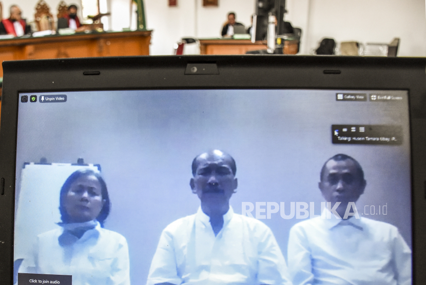 Tayangan terdakwa kasus dugaan penyebaran berita bohong kelompok Sunda Empire Nasri Bank (tengah), Ki Ageng Raden Rangga (kanan) dan Raden Ratna Ningrum (kiri) menjalani sidang secara virtual di Pengadilan Negeri Bandung, Kota Bandung, Jabar.