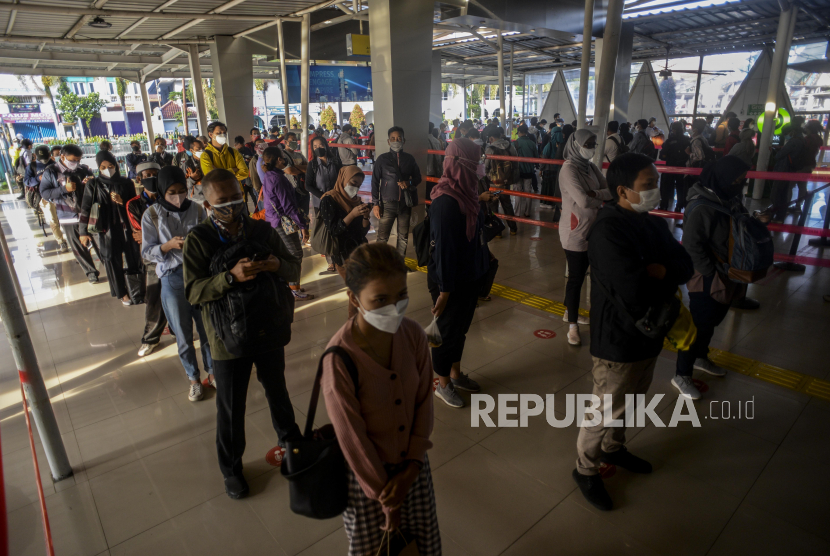 Calon penumpang saat menunggu untuk menaiki KRL di Stasiun Bogor, Kota Bogor, Jawa Barat, Senin (13/9). KAI Commuter mengimbau pengguna kereta rel listrik (KRL) dapat mengatur waktu perjalanan. 