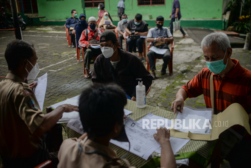 Petugas mengecek dokumen persyaratan untuk mendapatkan Bantuan Sosial Tunai (BST). Pemkab Tangerang memberikan BST dengan nilai Rp 300 ribu bagi warga terdampak Covid-19. 