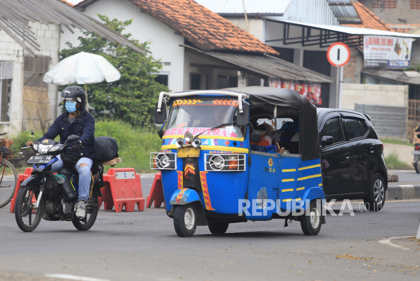 Pemudik yang menggunakan bajaj melintas jalur Pantura Simpang Lohbener, Indramayu, Jawa Barat, Jumat (29/4/2022). Pemudik menggunakan kendaraan khas ibukota untuk pulang kampung sehingga menjadi perhatian warga daerah karena keunikannya. 