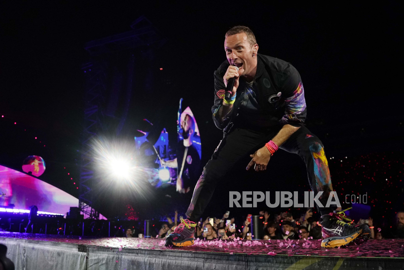 Chris Martin of Coldplay performs at the Rose Bowl, Saturday, Sept. 30, 2023, in Pasadena, Calif. 
